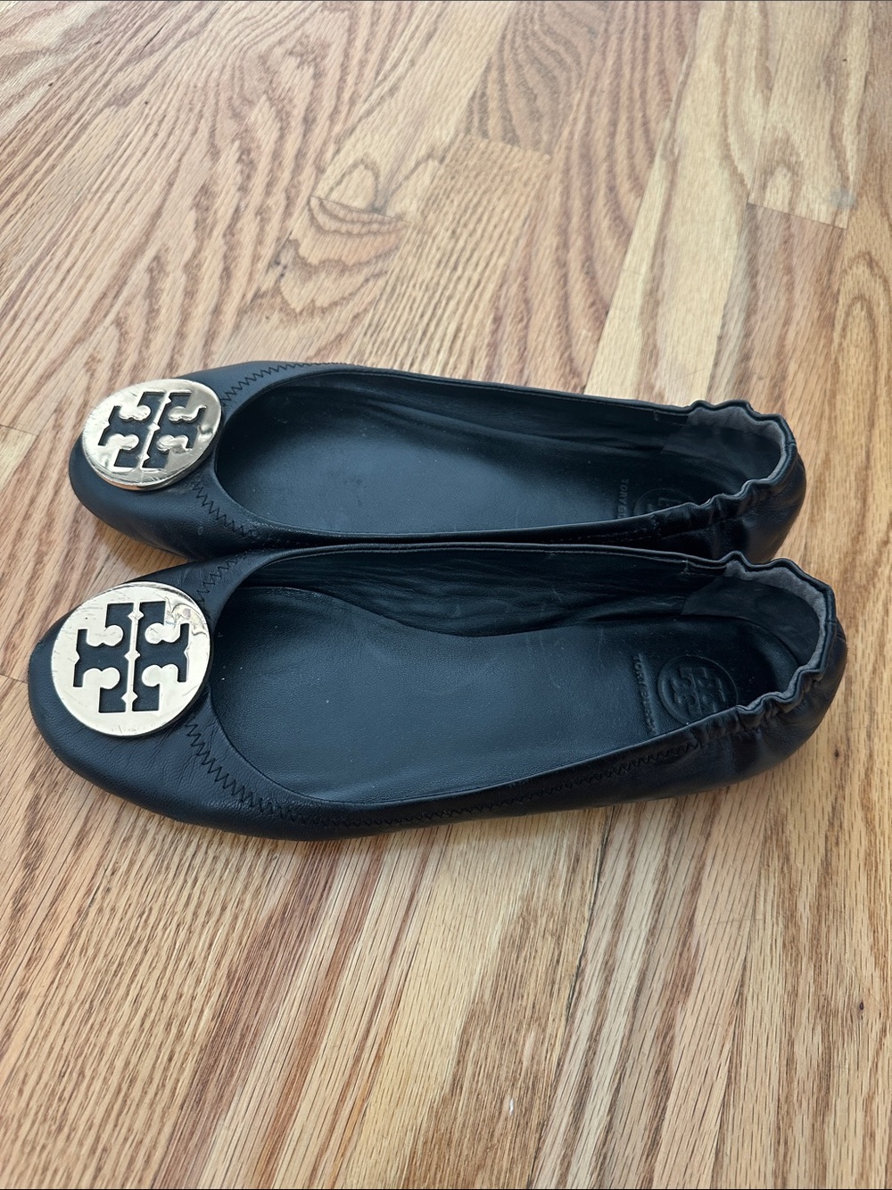 Tory Burch Black Leather Reva Ballet Flats with Gold Logo - Picture 2 of 8